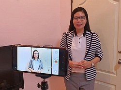 Teacher Vacharaporn Pengsuk teaches online