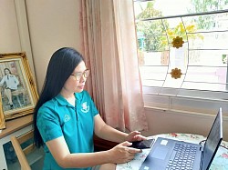 Teacher Vacharaporn Pengsuk teaches online