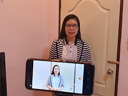 Teacher Vacharaporn Pengsuk teaches online.