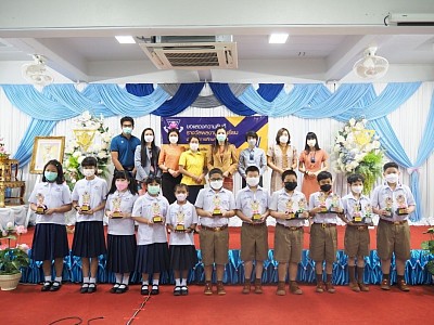 Congratulations to students who received the trophies of outstanding achievements in 2021 academic Year on March 10, 2022.